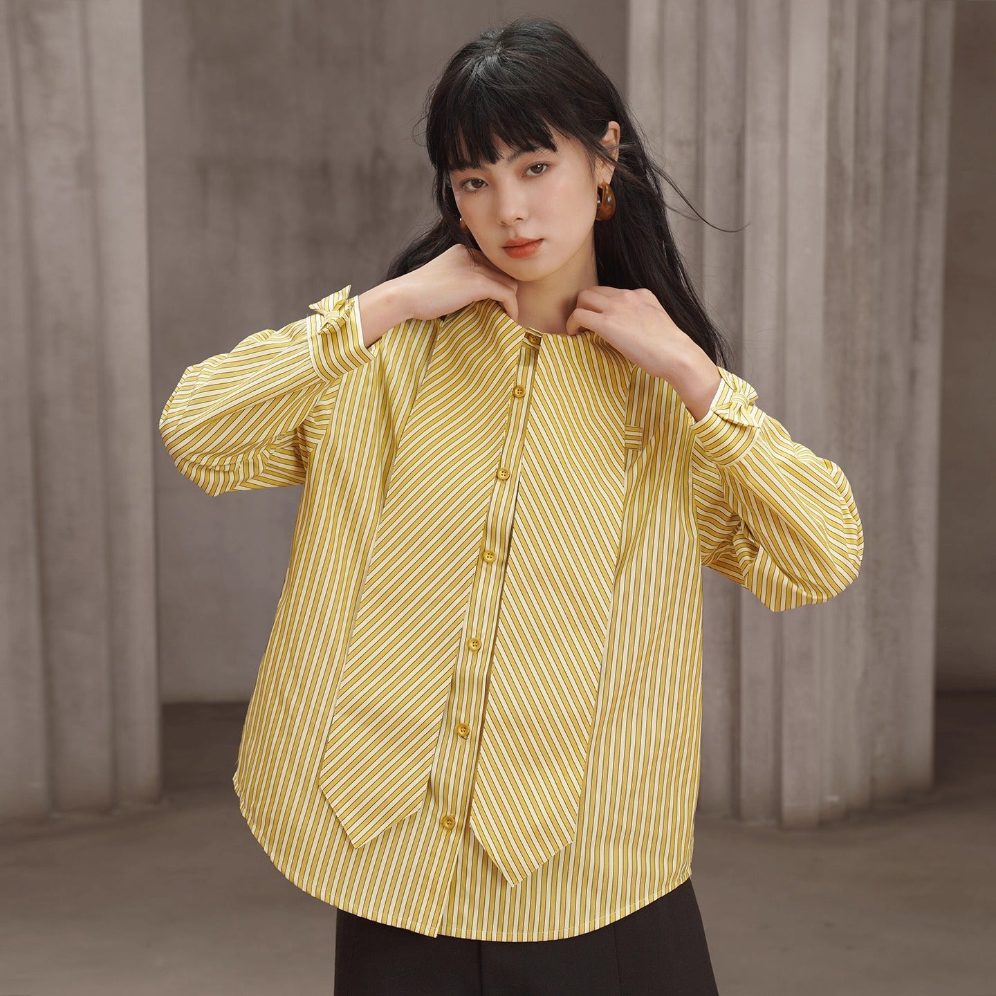 薄黄の縦縞ストライプブラウス