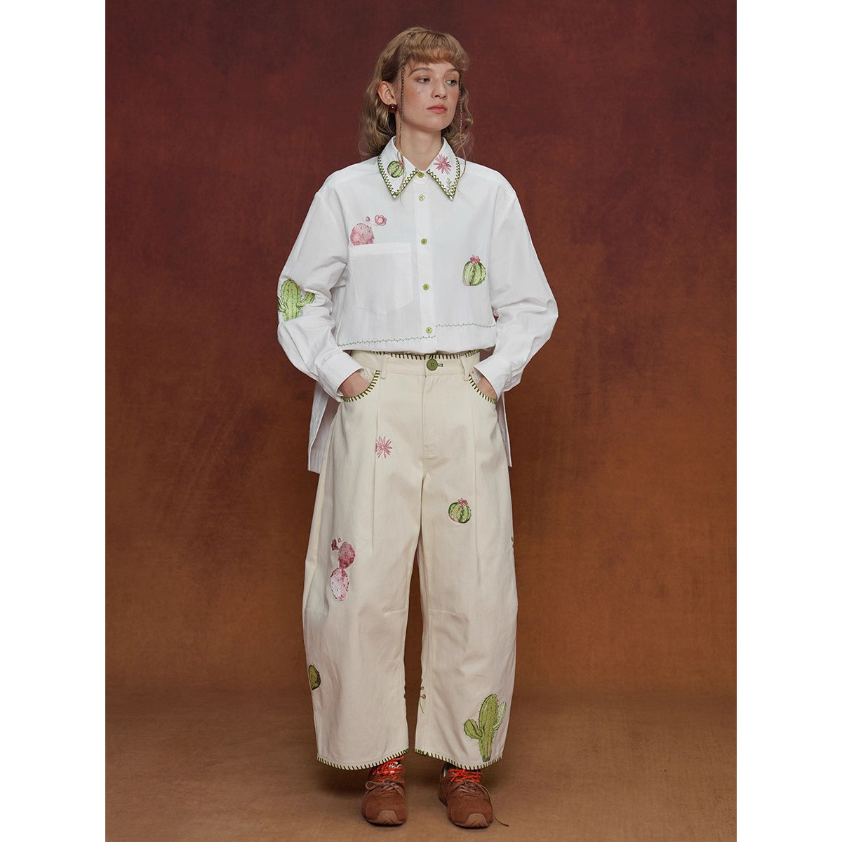 サボテンと花の刺繍ブラウス