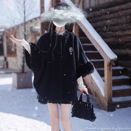 漆黒のお嬢様のウールケープコート