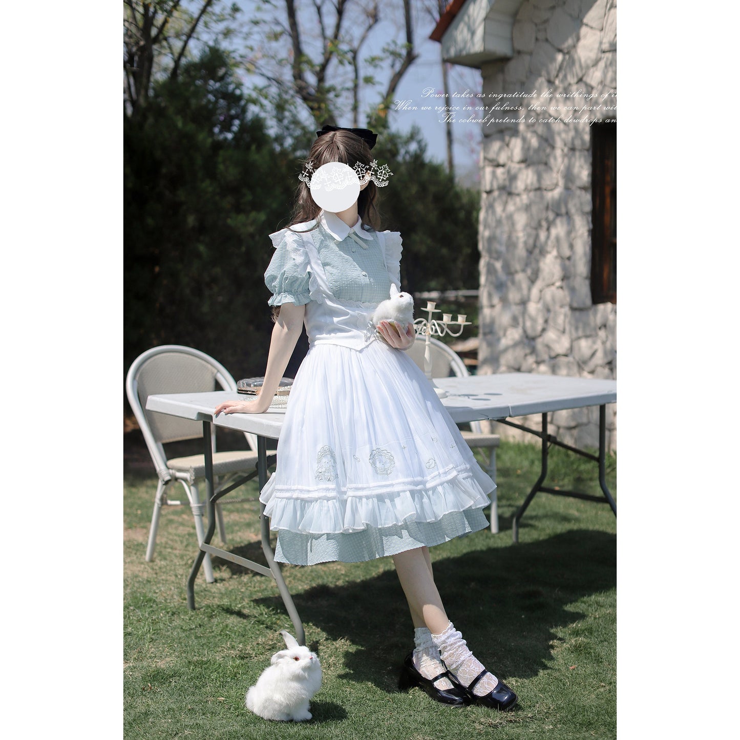 水縹の空色ワンピースと刺繍エプロン