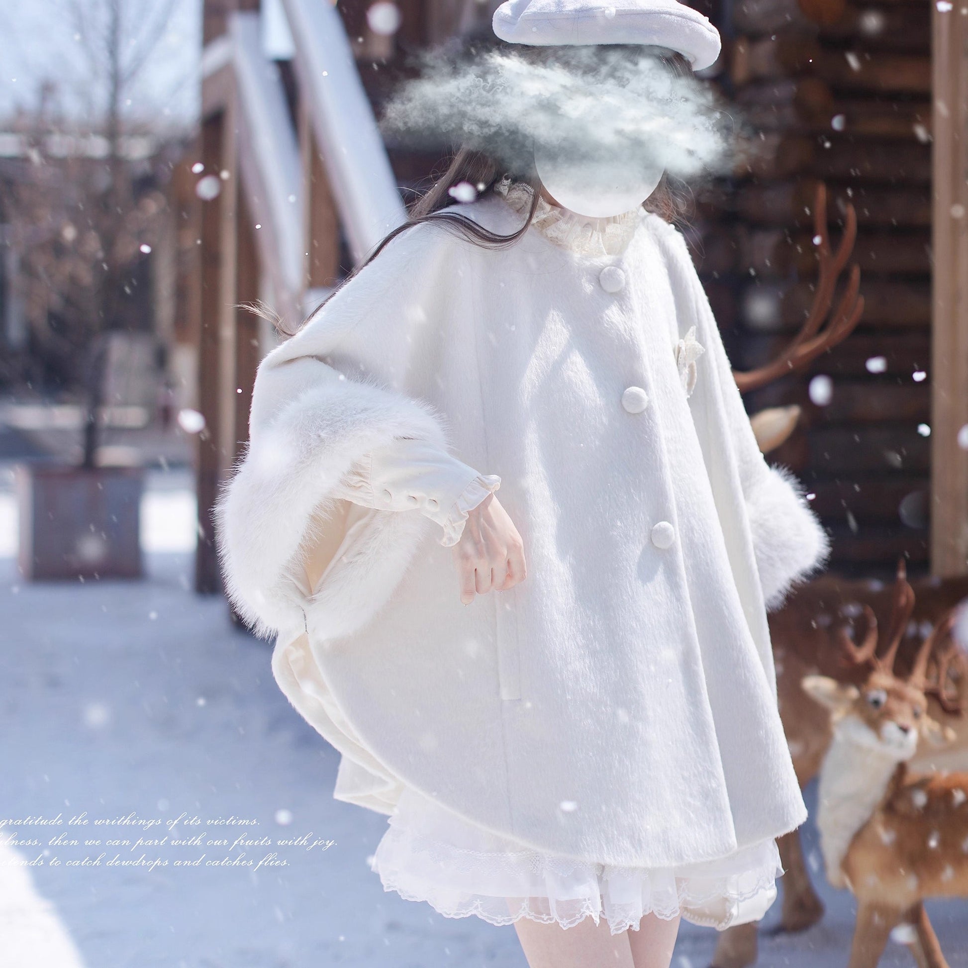 純白のお嬢様のウールケープコート