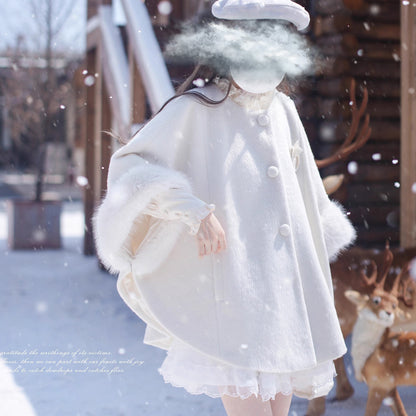 純白のお嬢様のウールケープコート