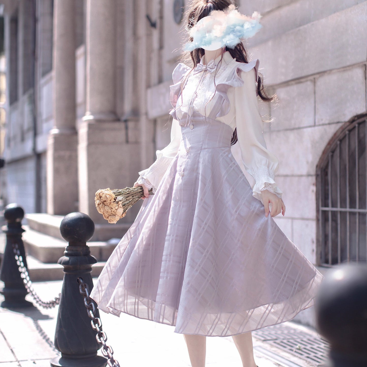 薄紫の令嬢のフリルジャンパースカートとブラウス