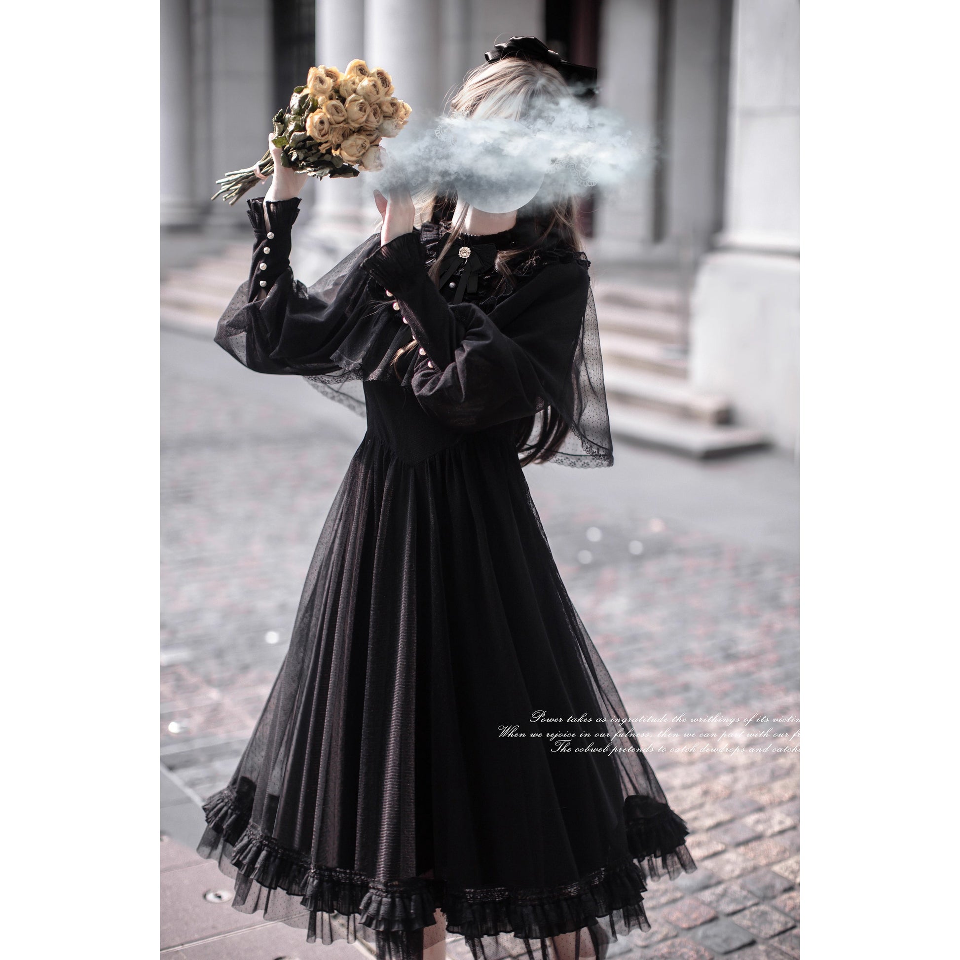 漆黒のお嬢様のチュールケープワンピース