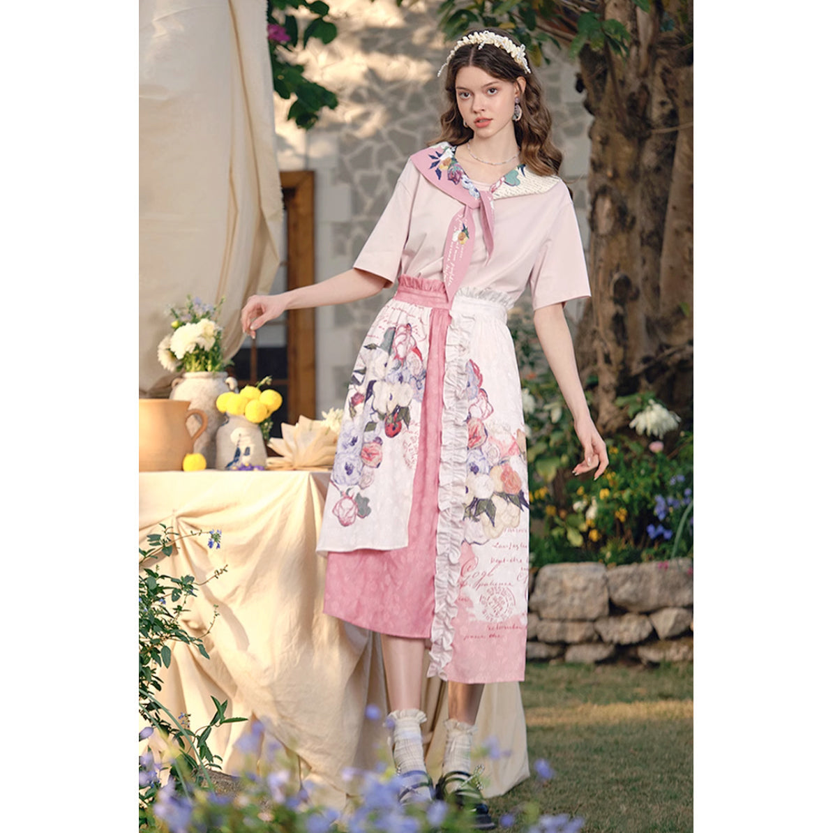 バラとアネモネのある日本の花瓶のストラップスカート