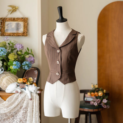 柿猫と花束の格子縞ストラップスカートとテーラードベストとプリーツブラウス