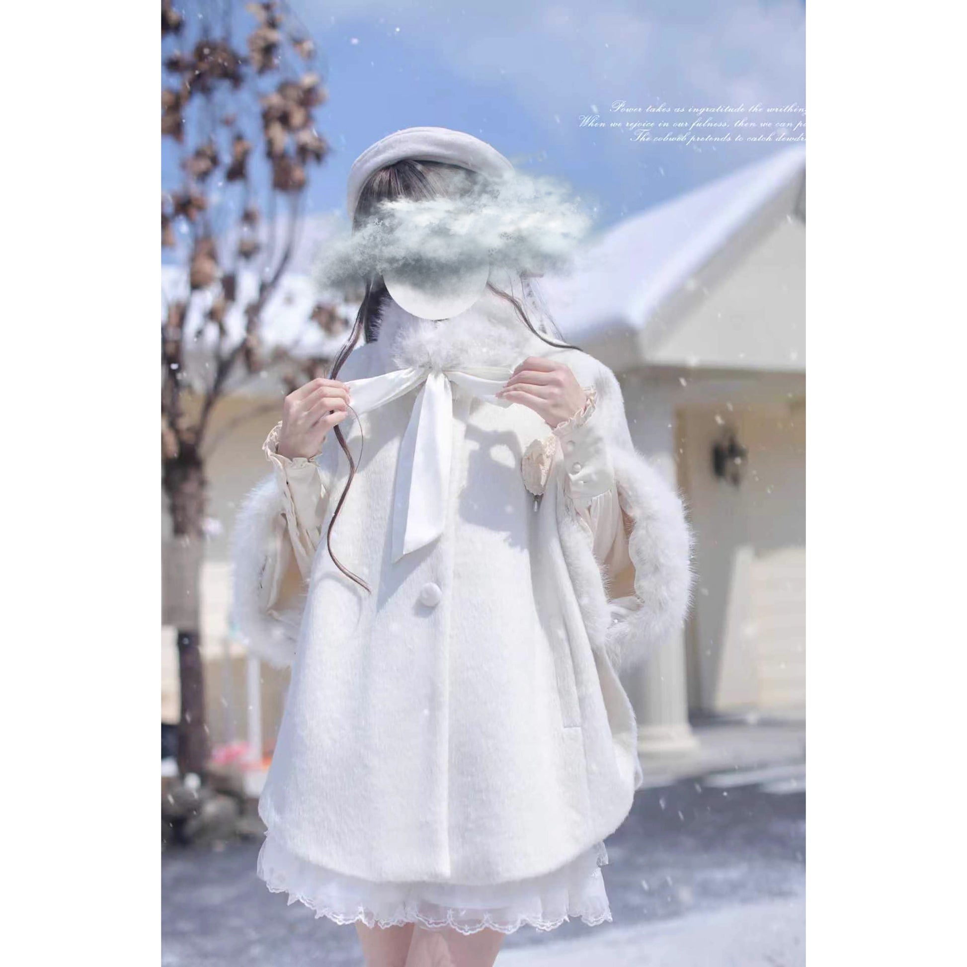 純白のお嬢様のウールケープコート