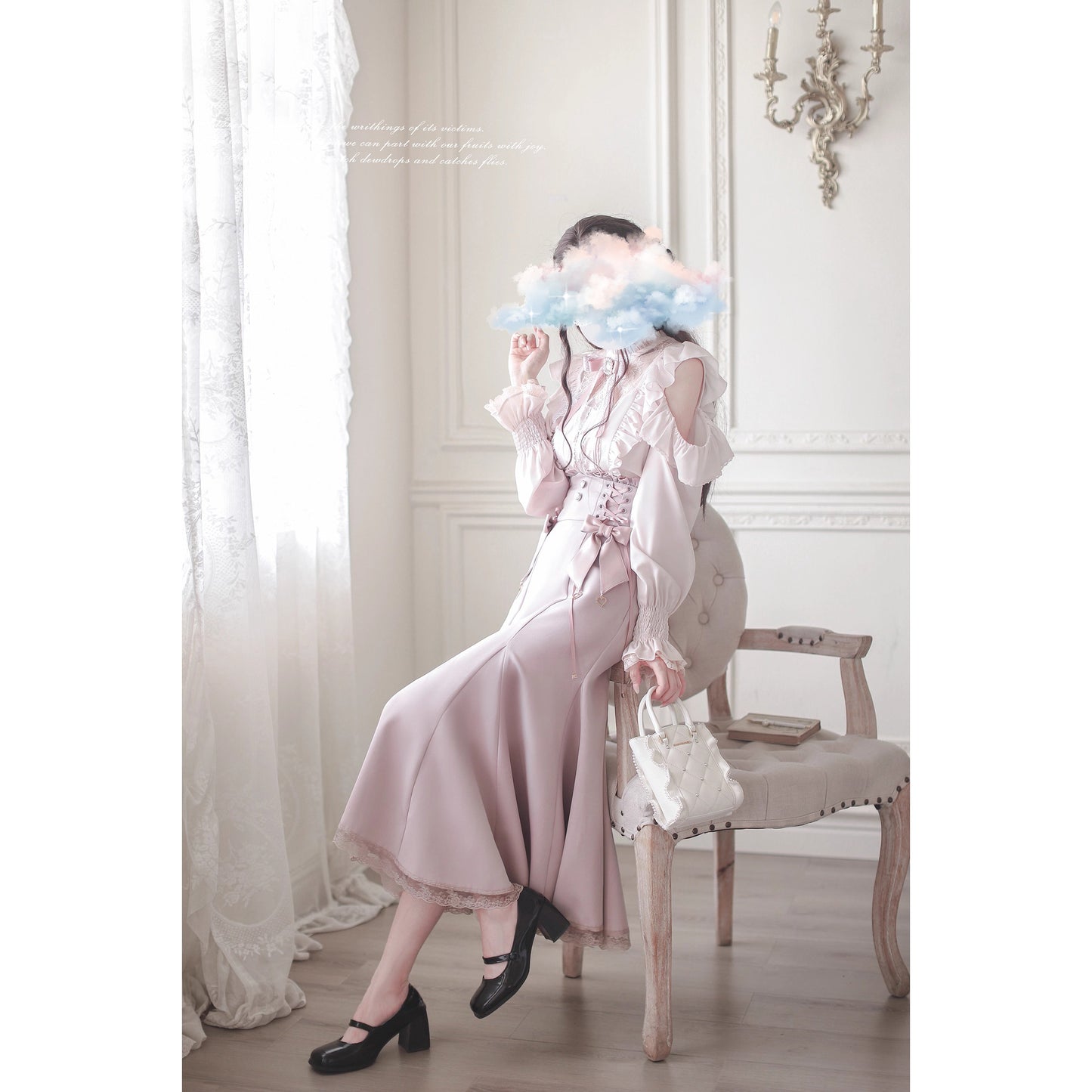 桜色の令嬢のフリルトップスとコルセットスカート