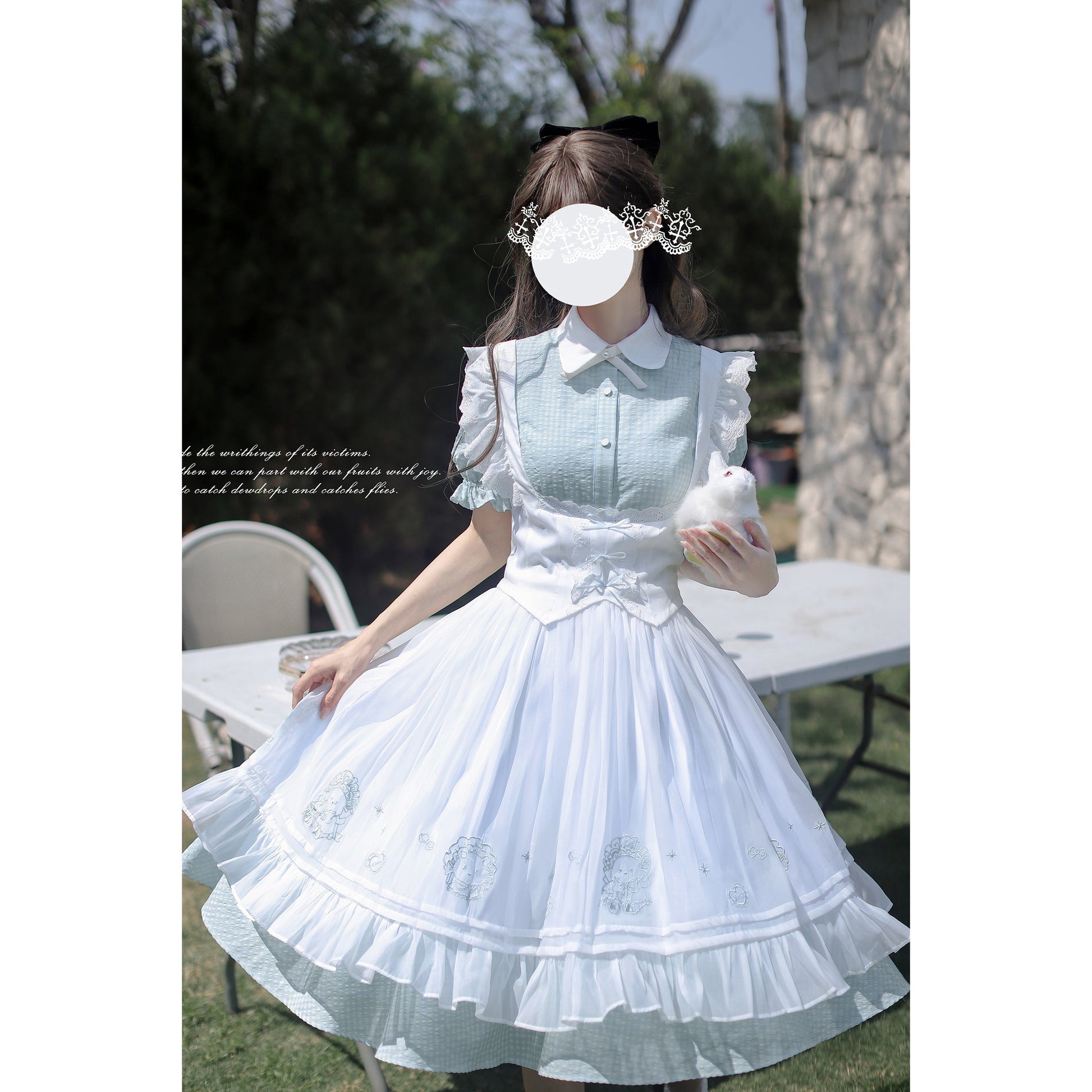 水縹の空色ワンピースと刺繍エプロン