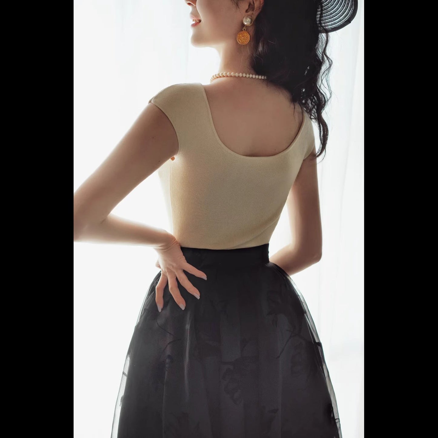 映画女優のニットトップス
