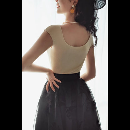 映画女優のニットトップス