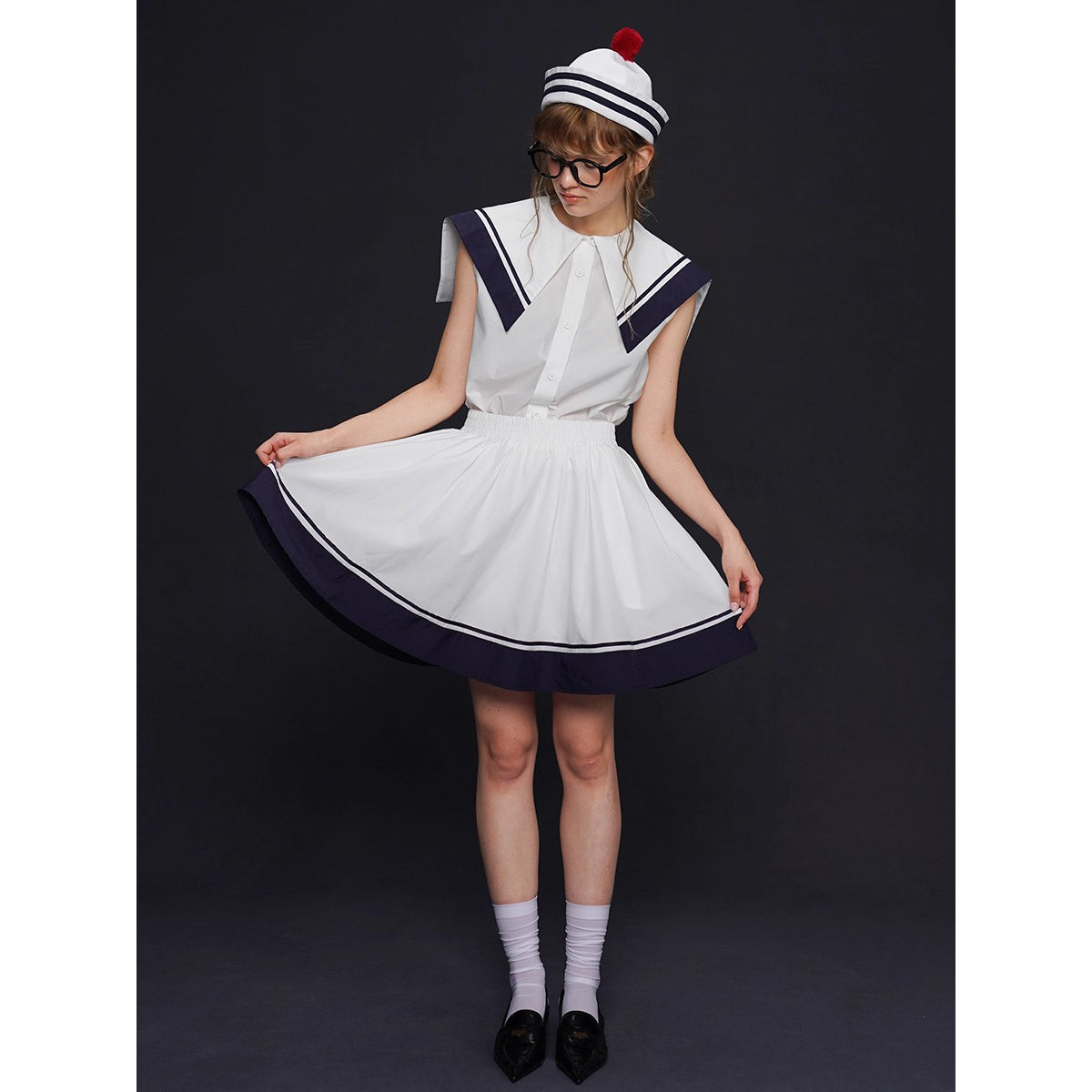 船乗り少女のセーラーブラウスとスカート