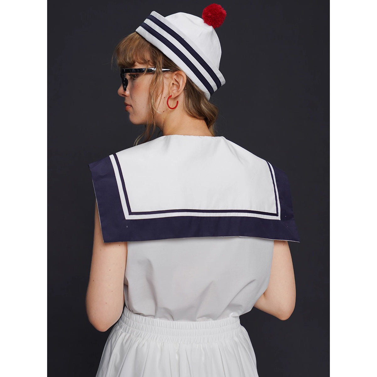 船乗り少女のセーラーブラウスとスカート