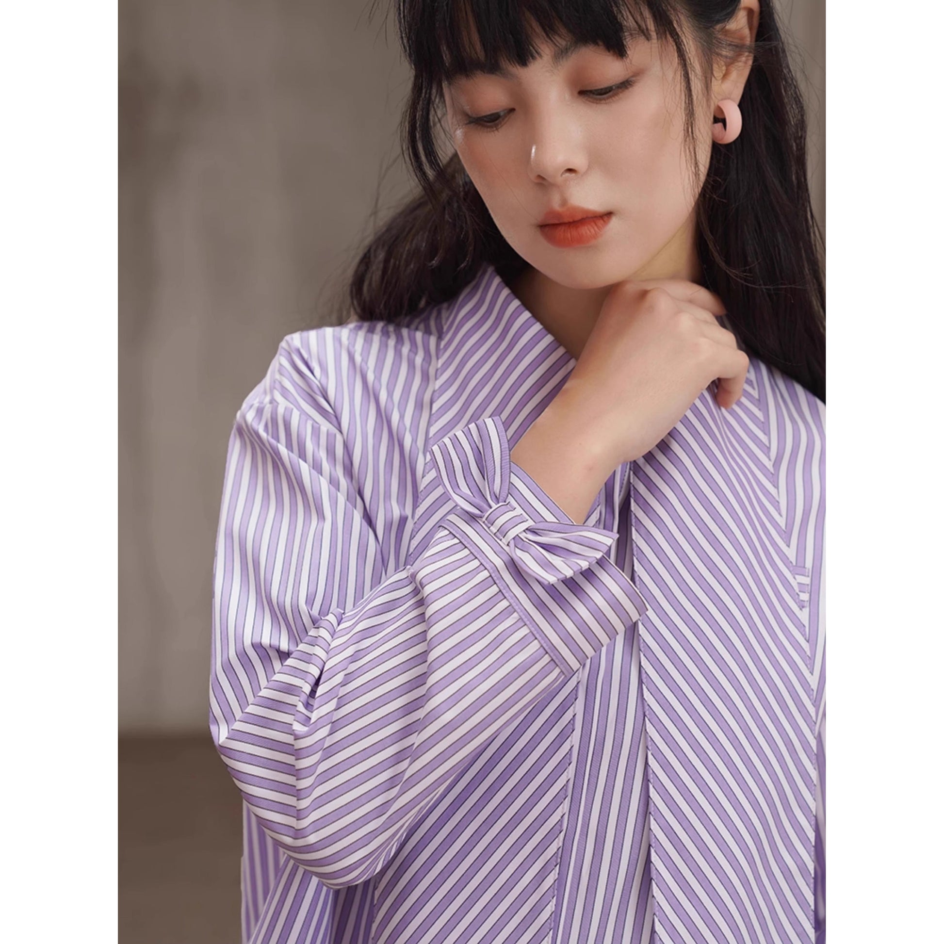 薄紫の縦縞ストライプブラウス