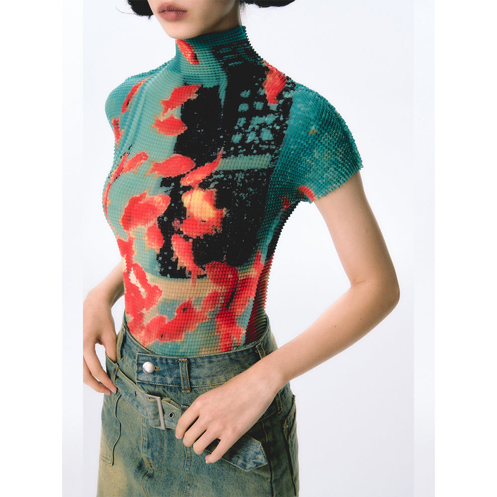 金魚の油彩画ハイネックトップス