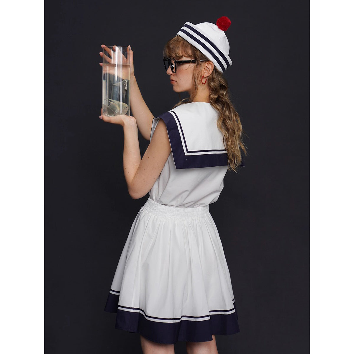 船乗り少女のセーラーブラウスとスカート