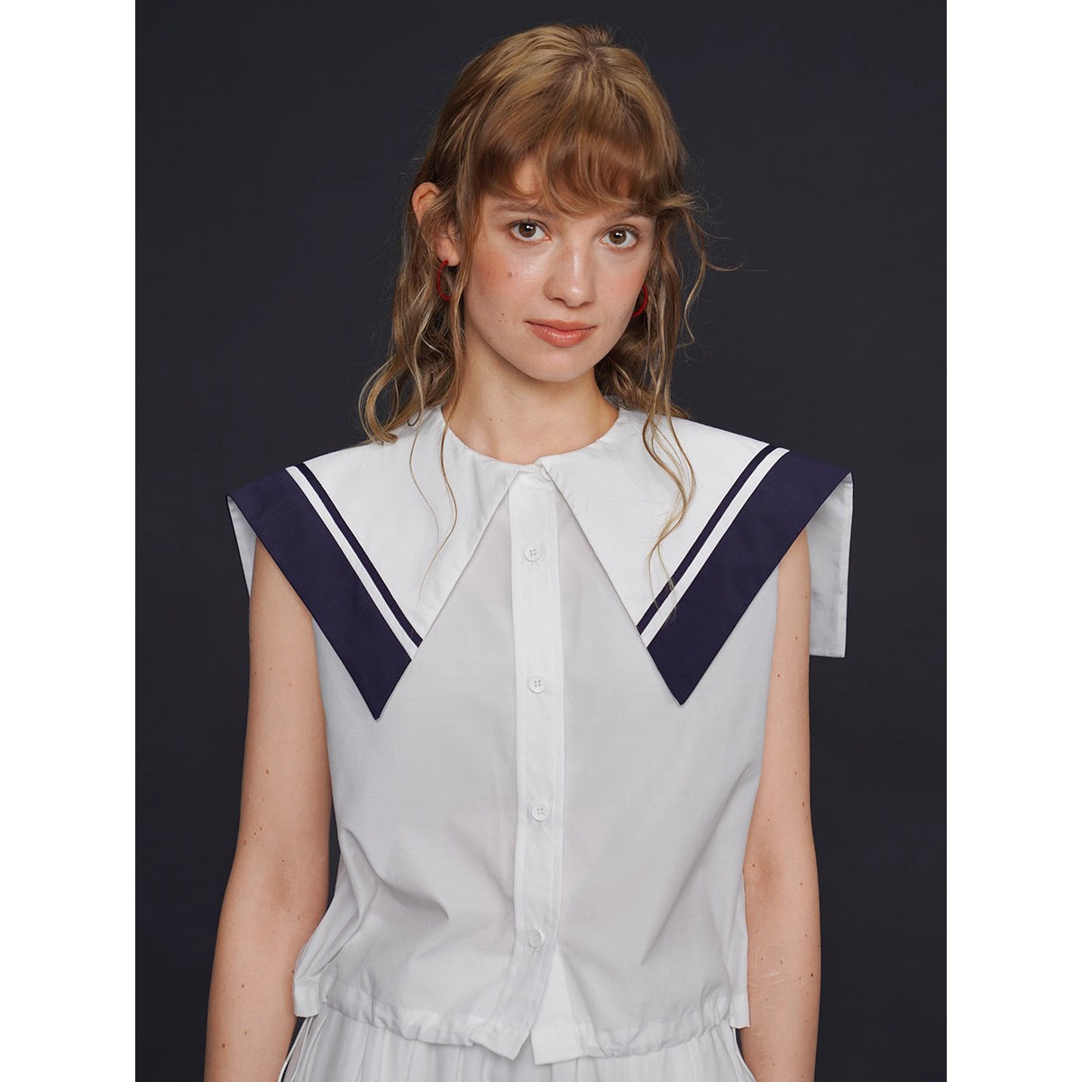 船乗り少女のセーラーブラウスとスカート