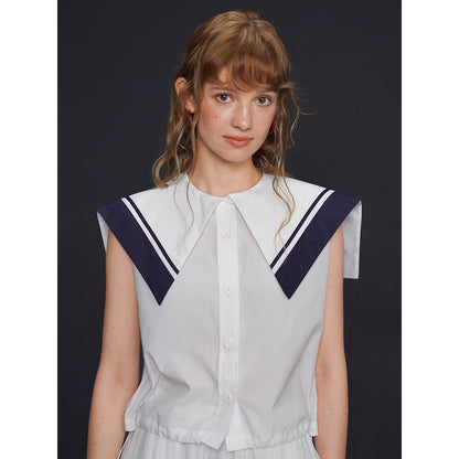 船乗り少女のセーラーブラウスとスカート