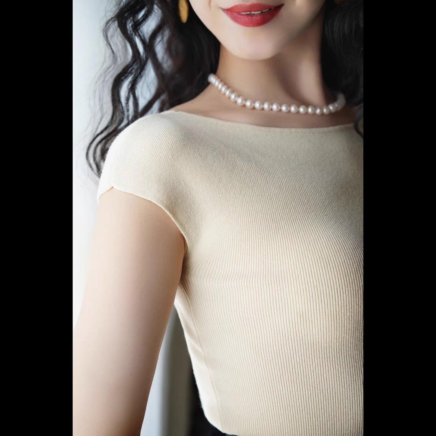映画女優のニットトップス