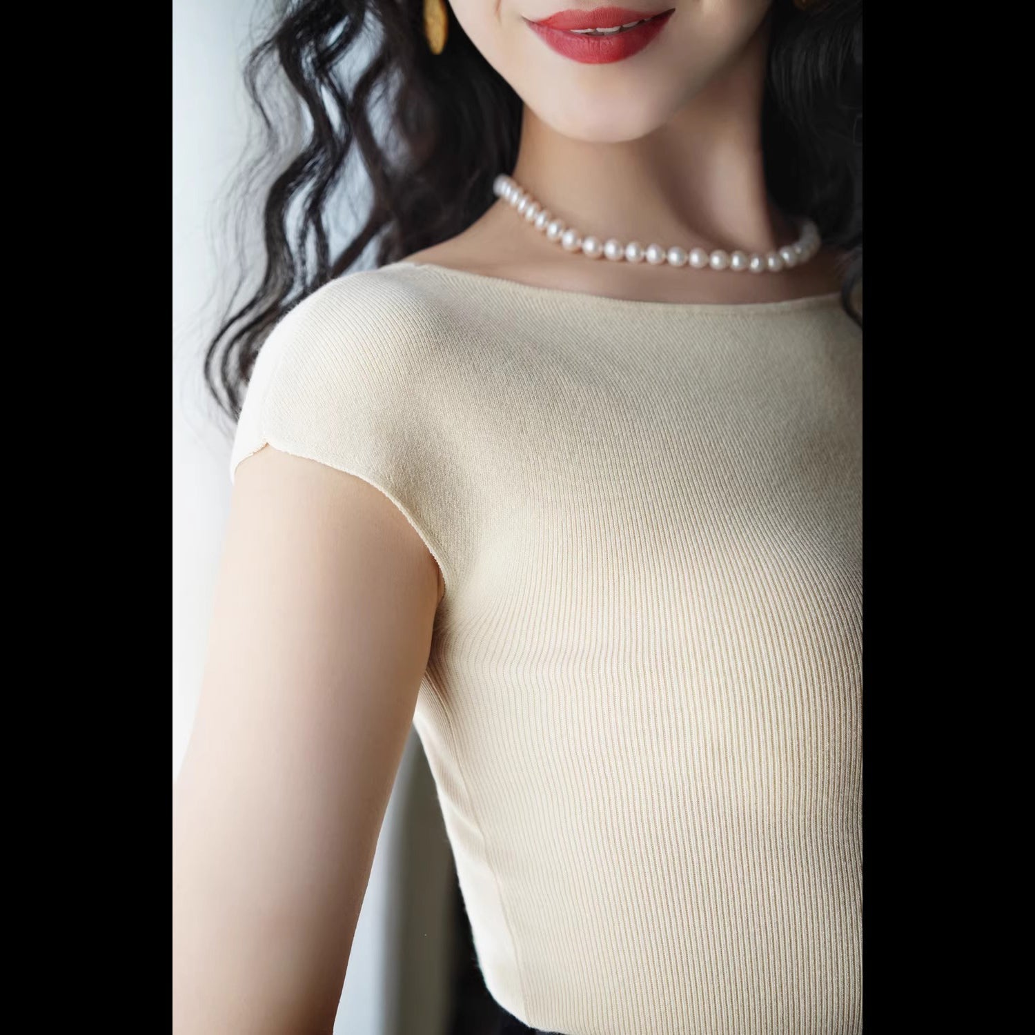 映画女優のニットトップス