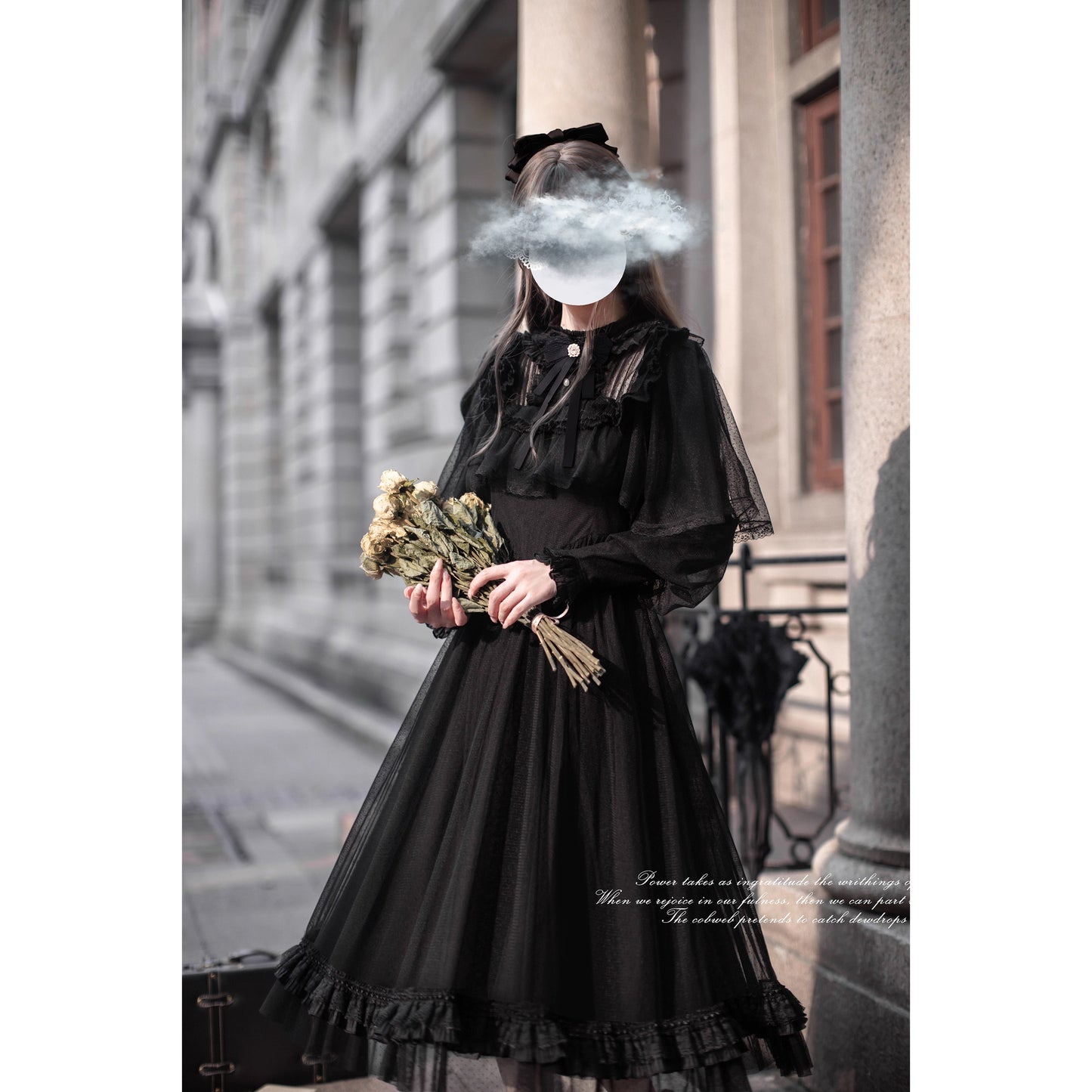 漆黒のお嬢様のチュールケープワンピース
