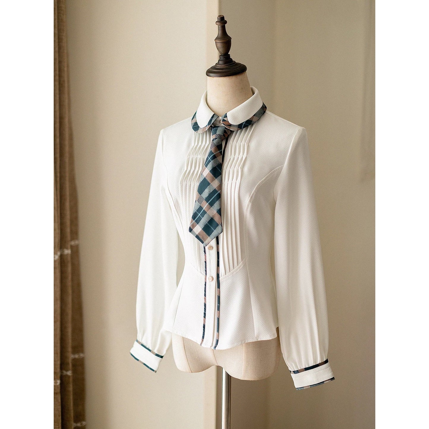 柿猫と花束の格子縞ストラップスカートとテーラードベストとプリーツブラウス