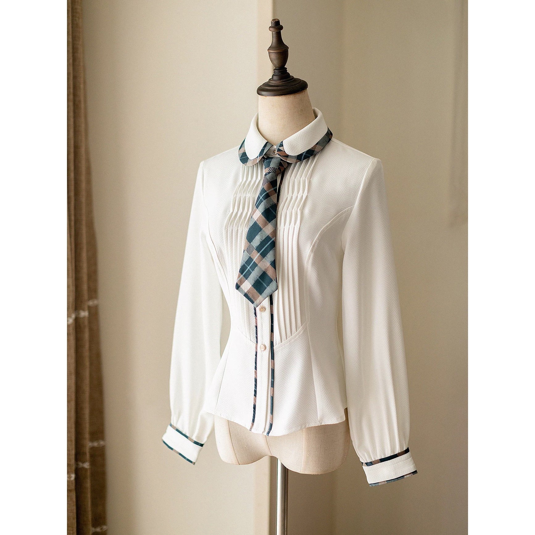 柿猫と花束の格子縞ストラップスカートとテーラードベストとプリーツブラウス