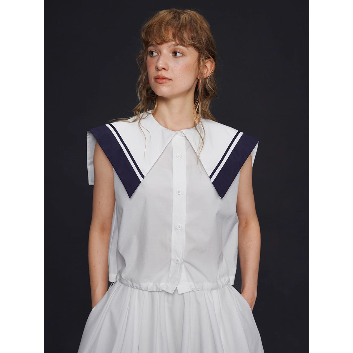 船乗り少女のセーラーブラウスとスカート