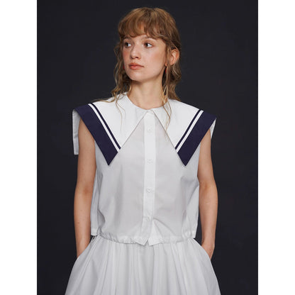 船乗り少女のセーラーブラウスとスカート