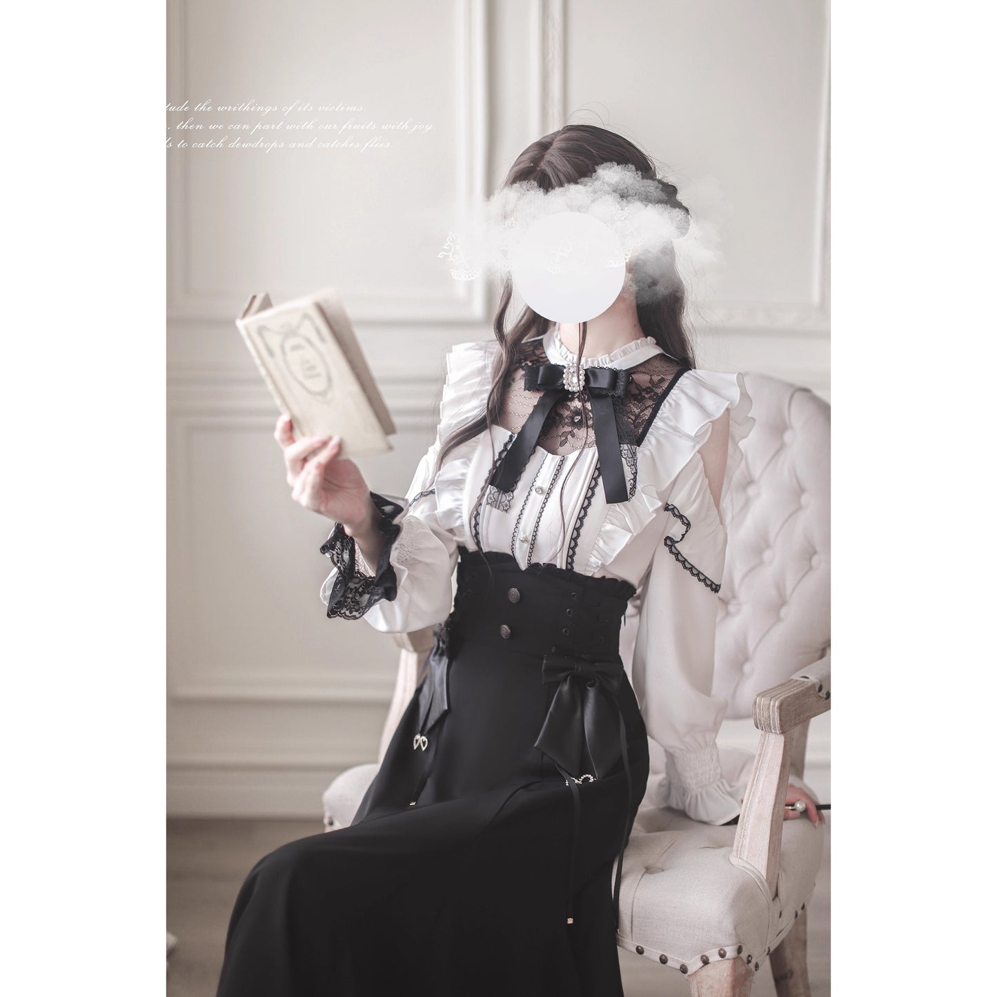 窓辺の令嬢のフリルトップスとコルセットスカート