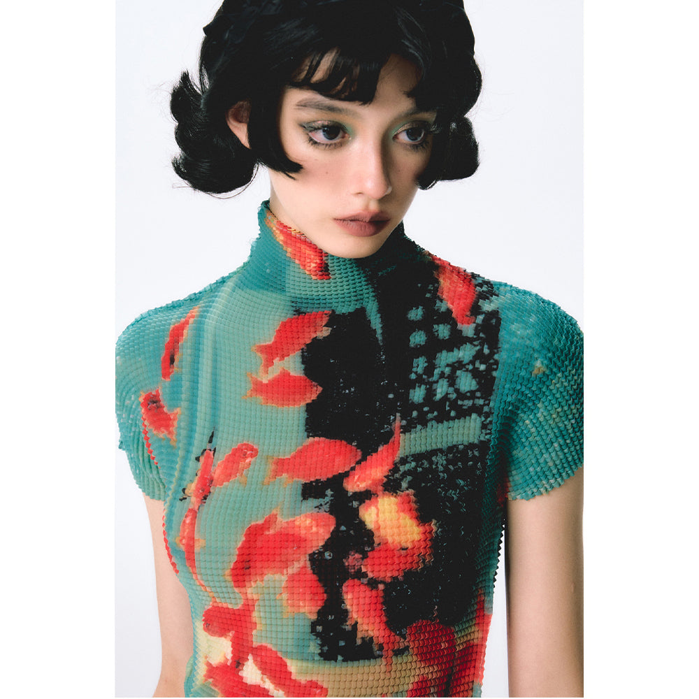 金魚の油彩画ハイネックトップス