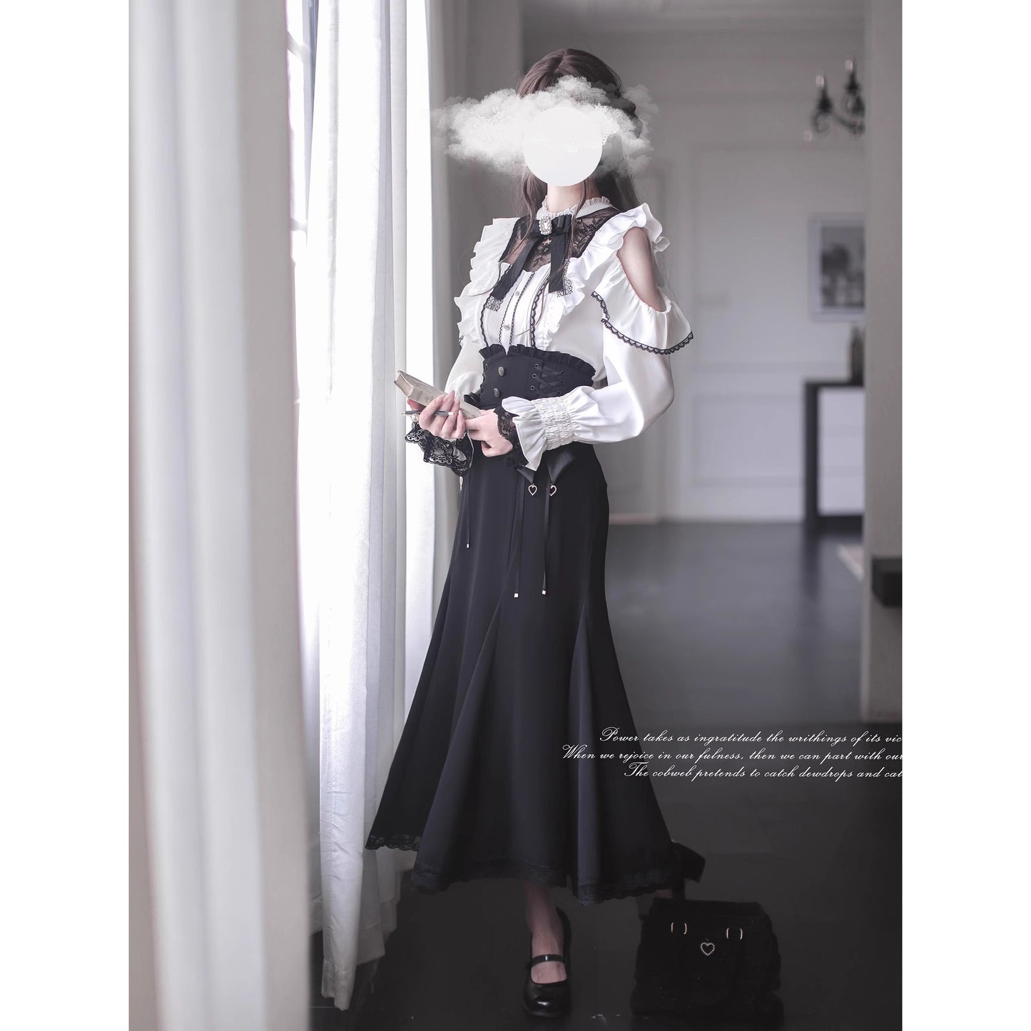 窓辺の令嬢のフリルトップスとコルセットスカート