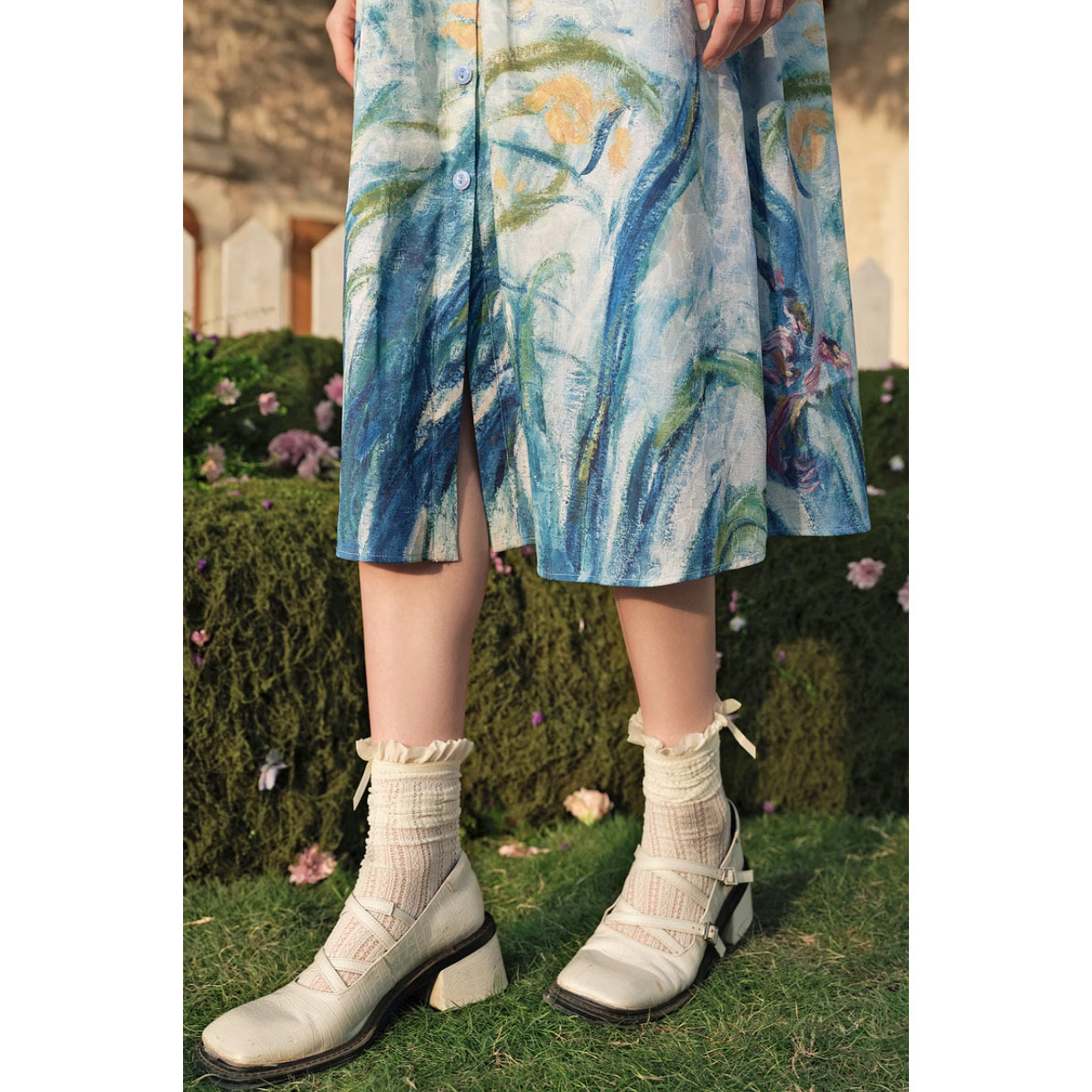 黄色と薄紫色のアイリスのワンピース