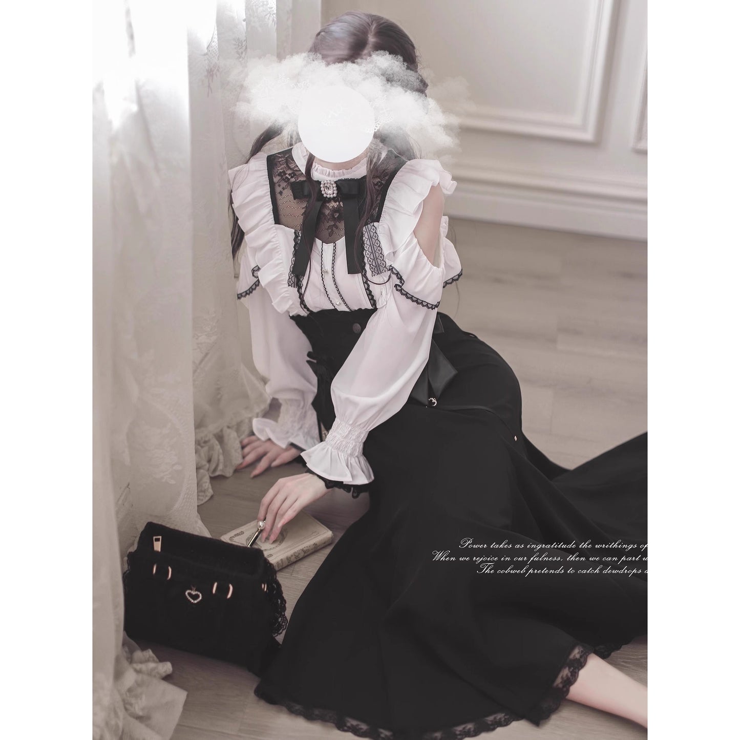 窓辺の令嬢のフリルトップスとコルセットスカート