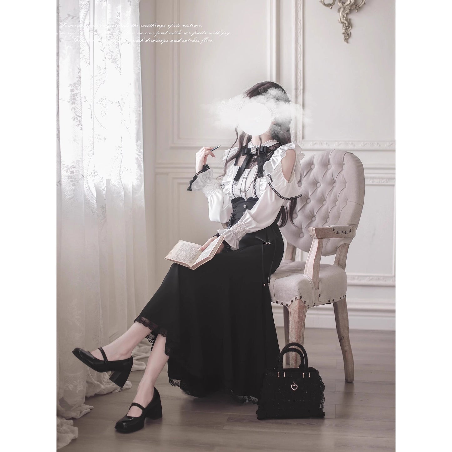 窓辺の令嬢のフリルトップスとコルセットスカート