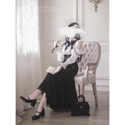 窓辺の令嬢のフリルトップスとコルセットスカート