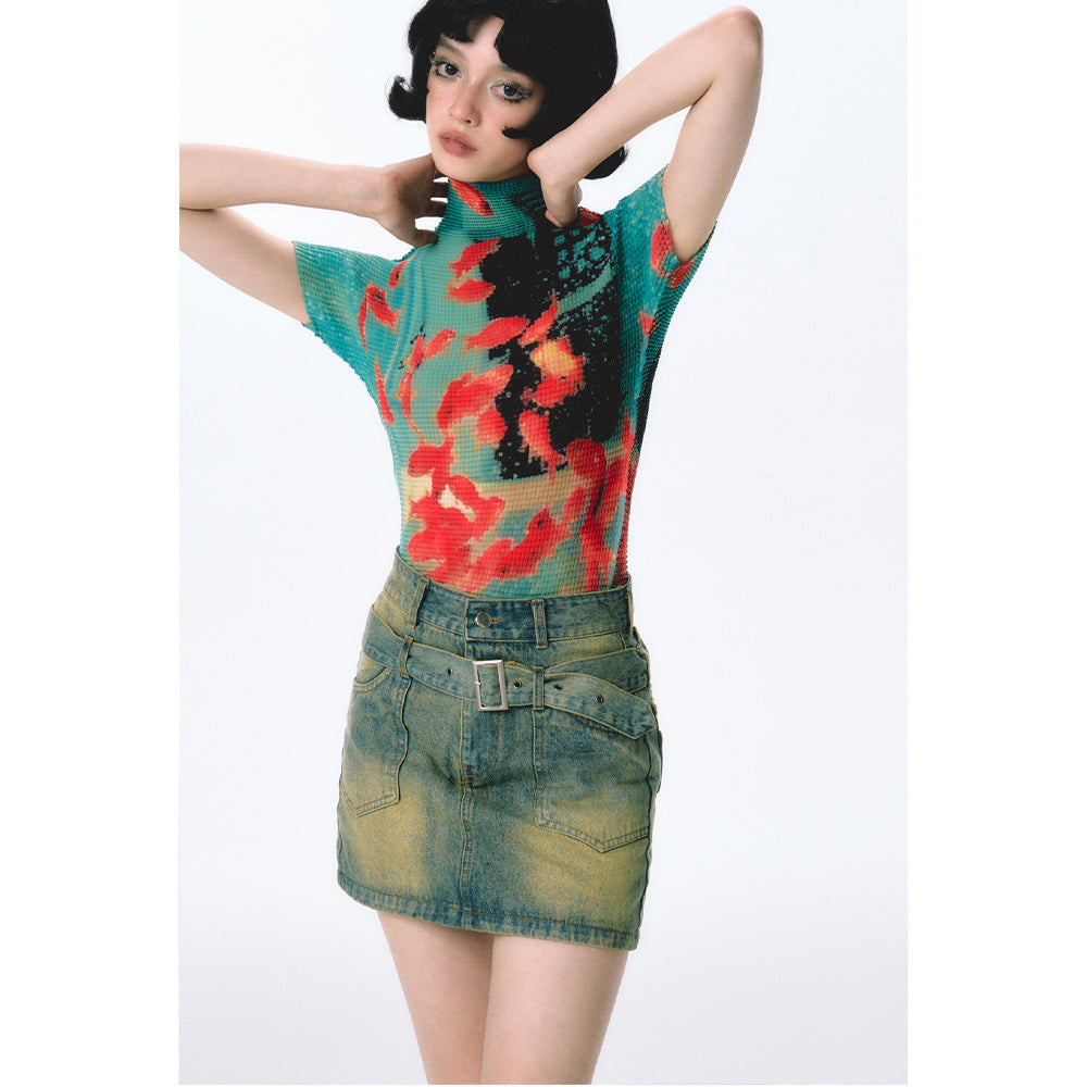 金魚の油彩画ハイネックトップス