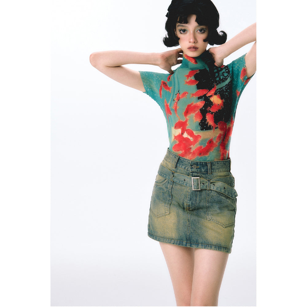 金魚の油彩画ハイネックトップス