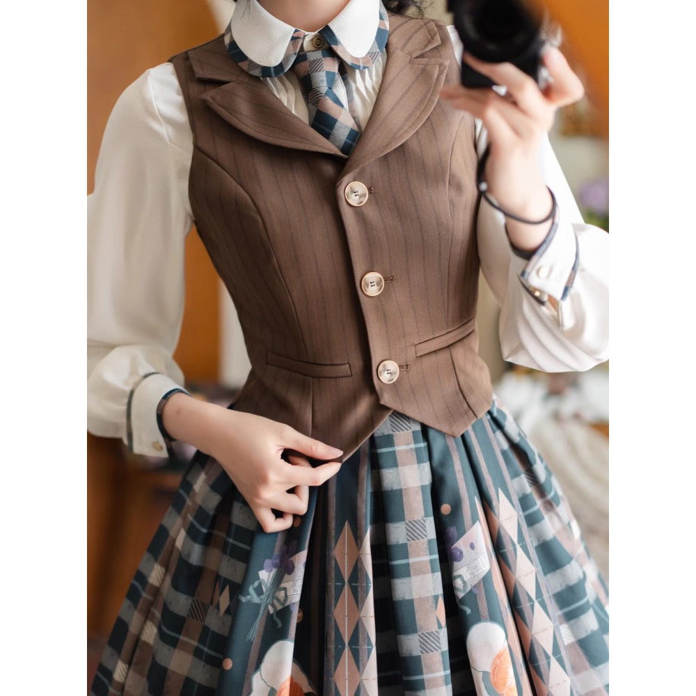 柿猫と花束の格子縞ストラップスカートとテーラードベストとプリーツブラウス