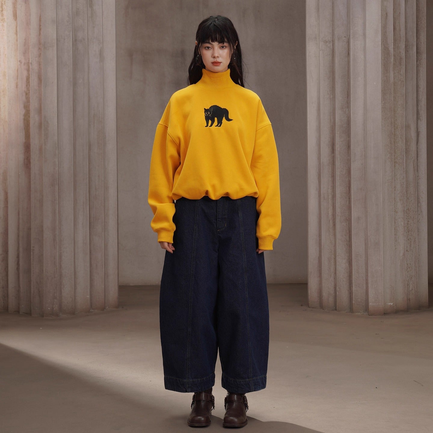 黒猫の刺繍ハイネックスウェット