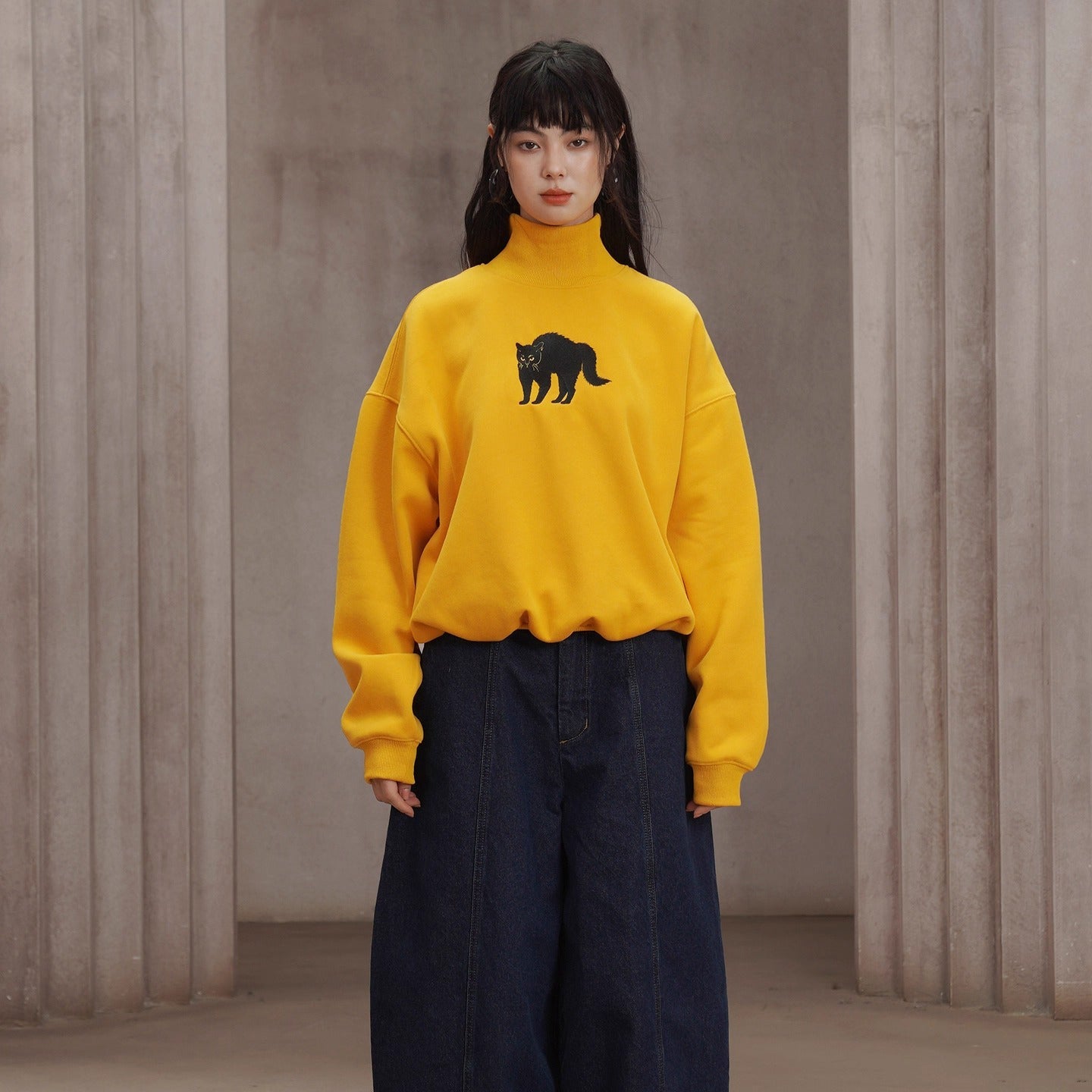 黒猫の刺繍ハイネックスウェット