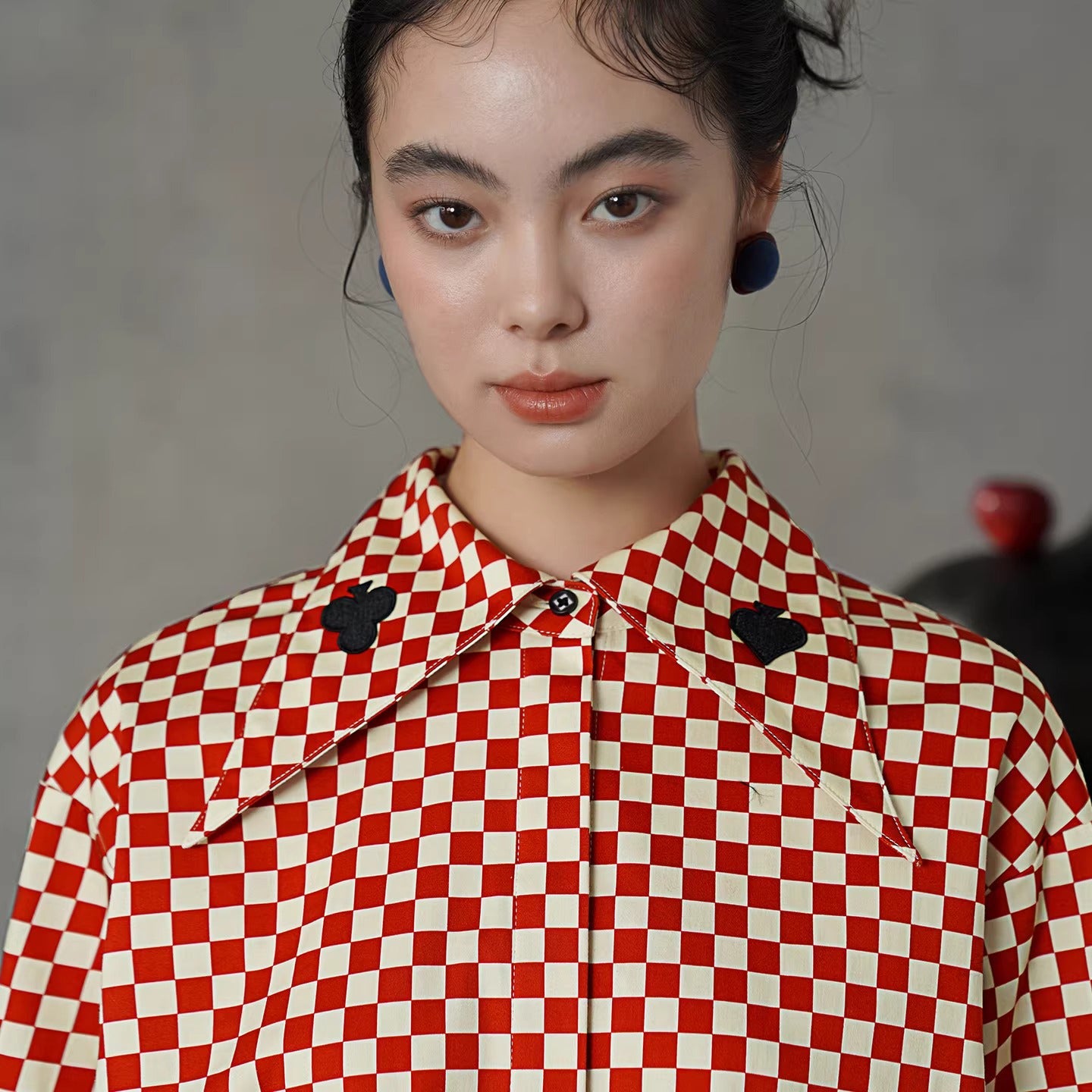 トランプのマークの刺繍ブラウス - Checked