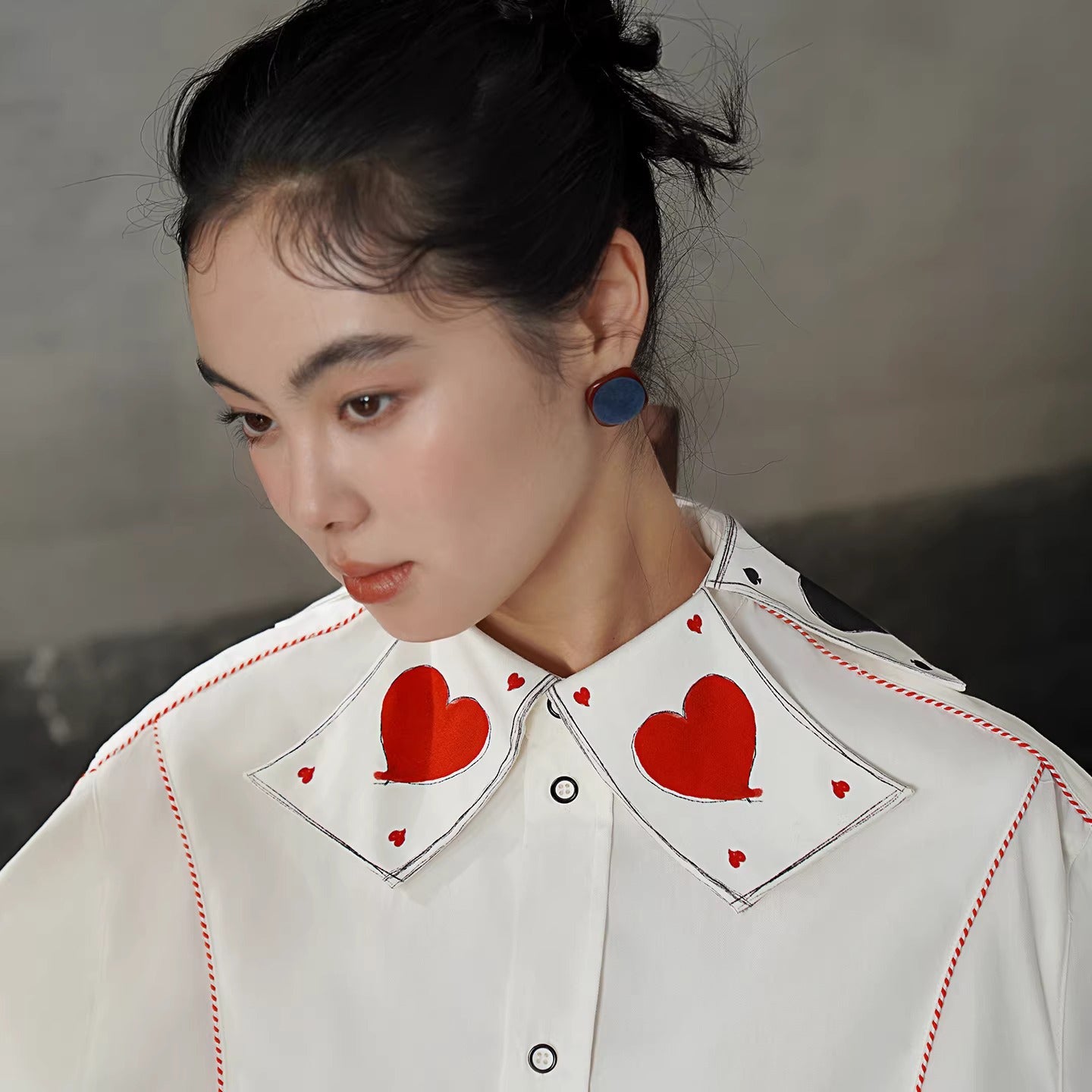 トランプのマークの刺繍ブラウス - White