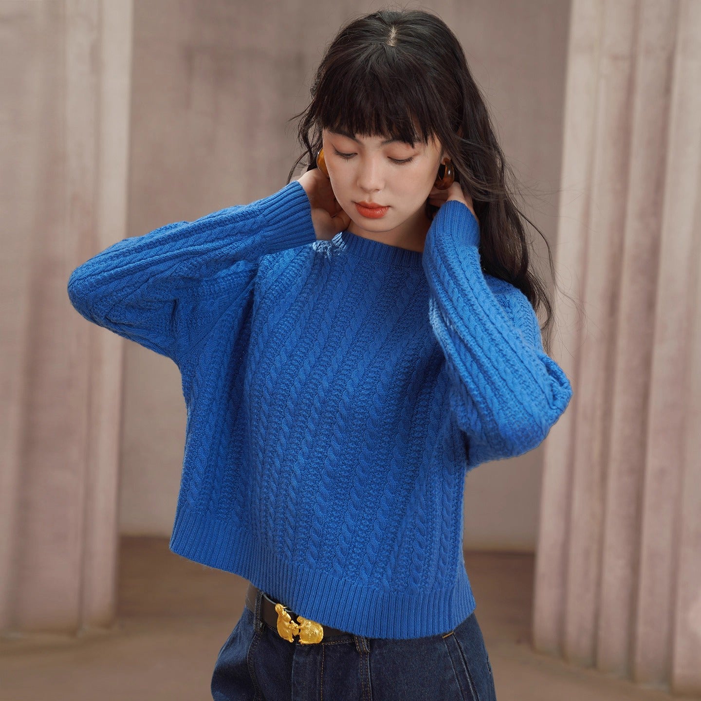 ケーブル編みのレトロセーター