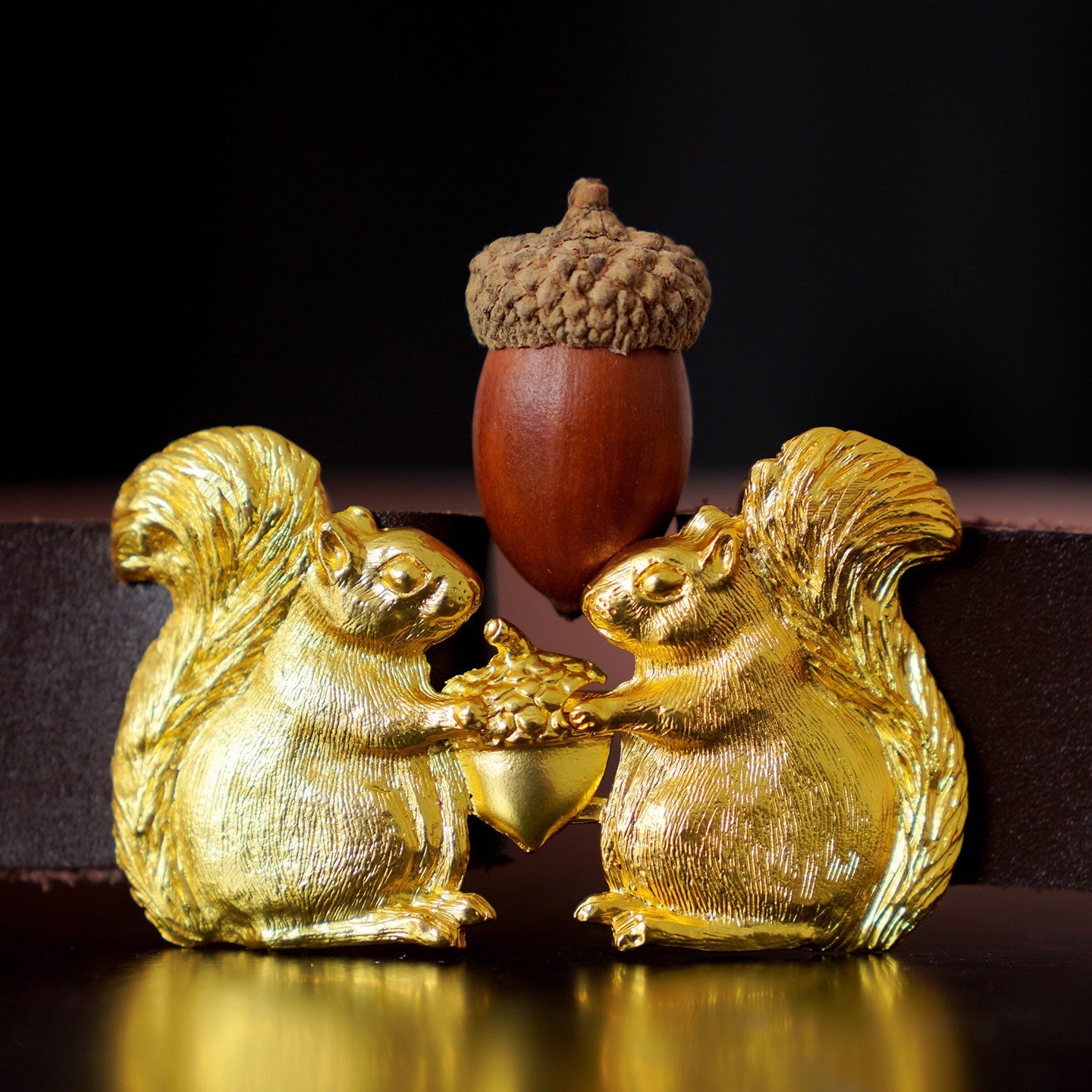 黄金のリスの留め具レザーベルト