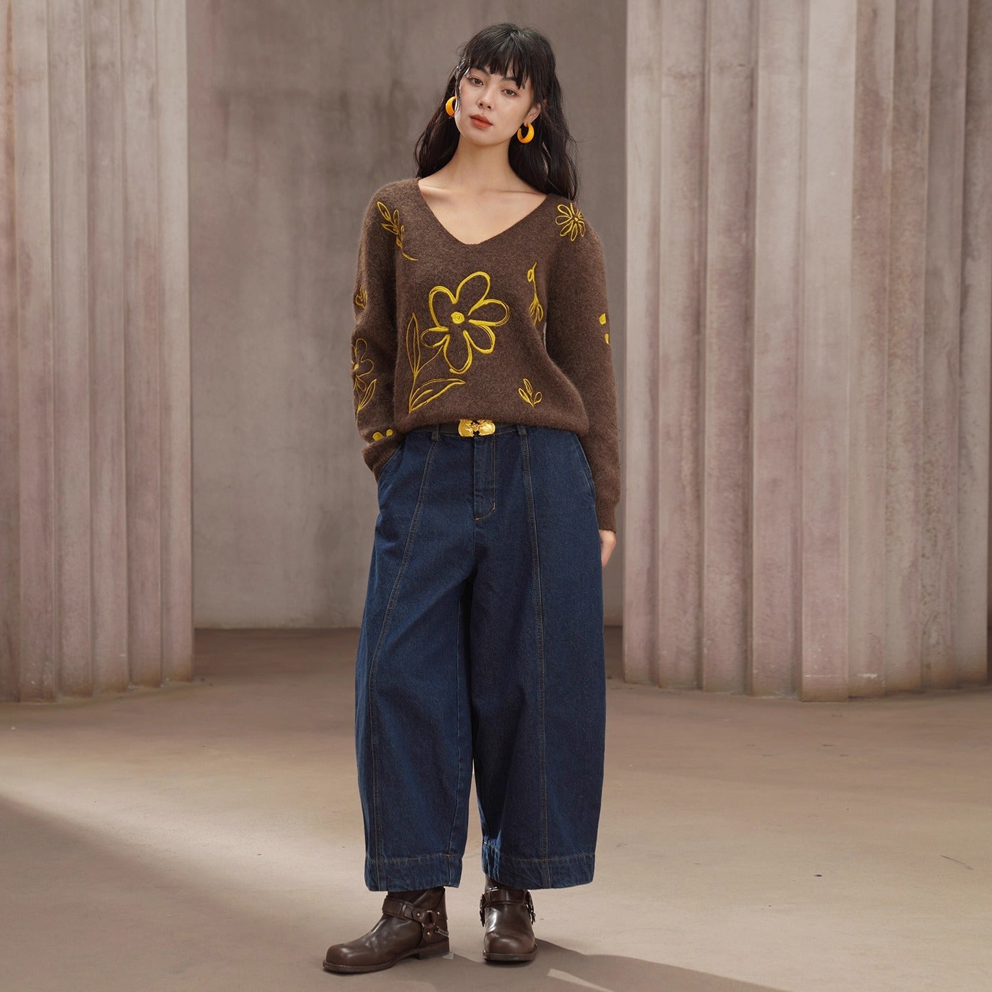 紺藍色のクロップドワイドデニムパンツ