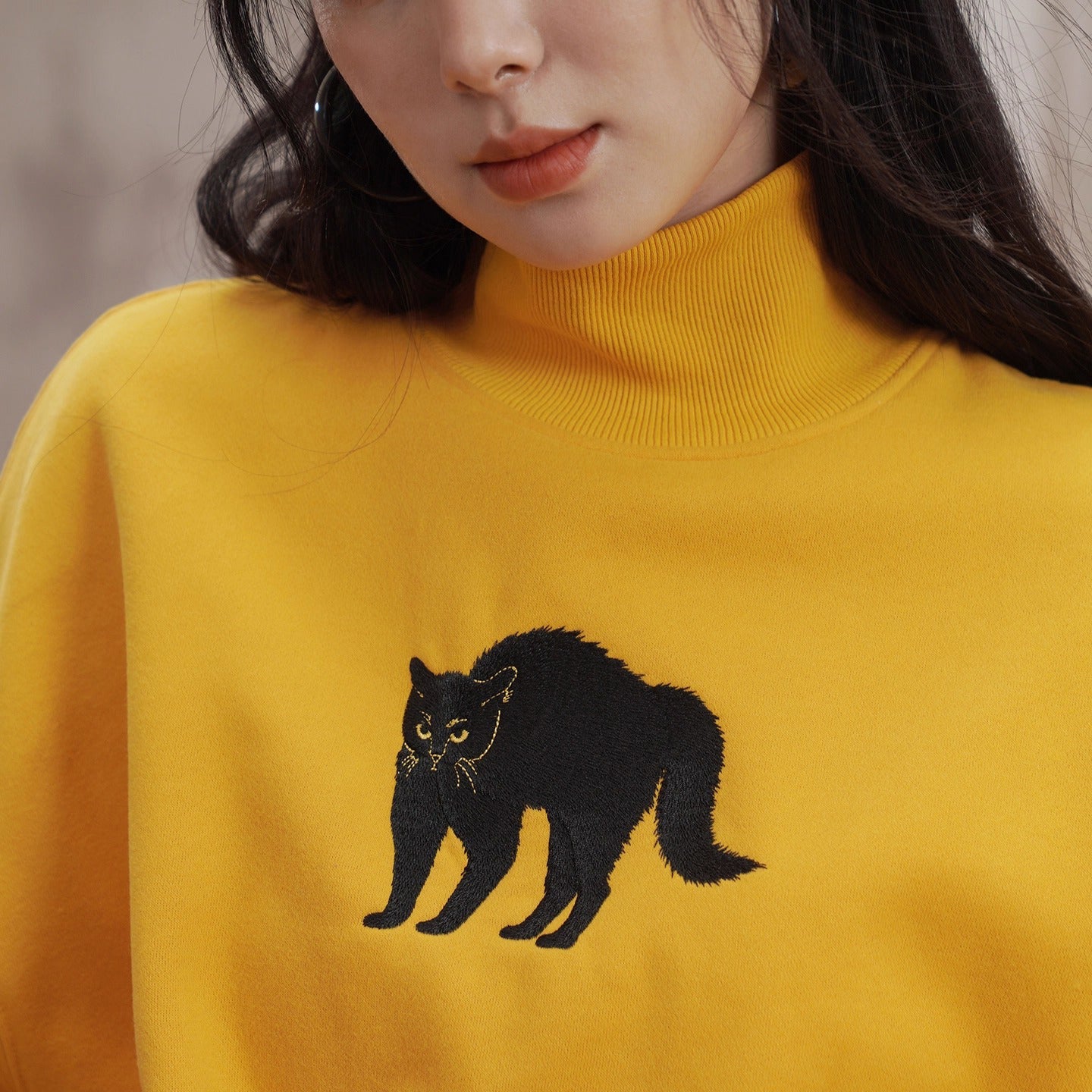 Black cat embroidered high neck sweatshirt – remulia