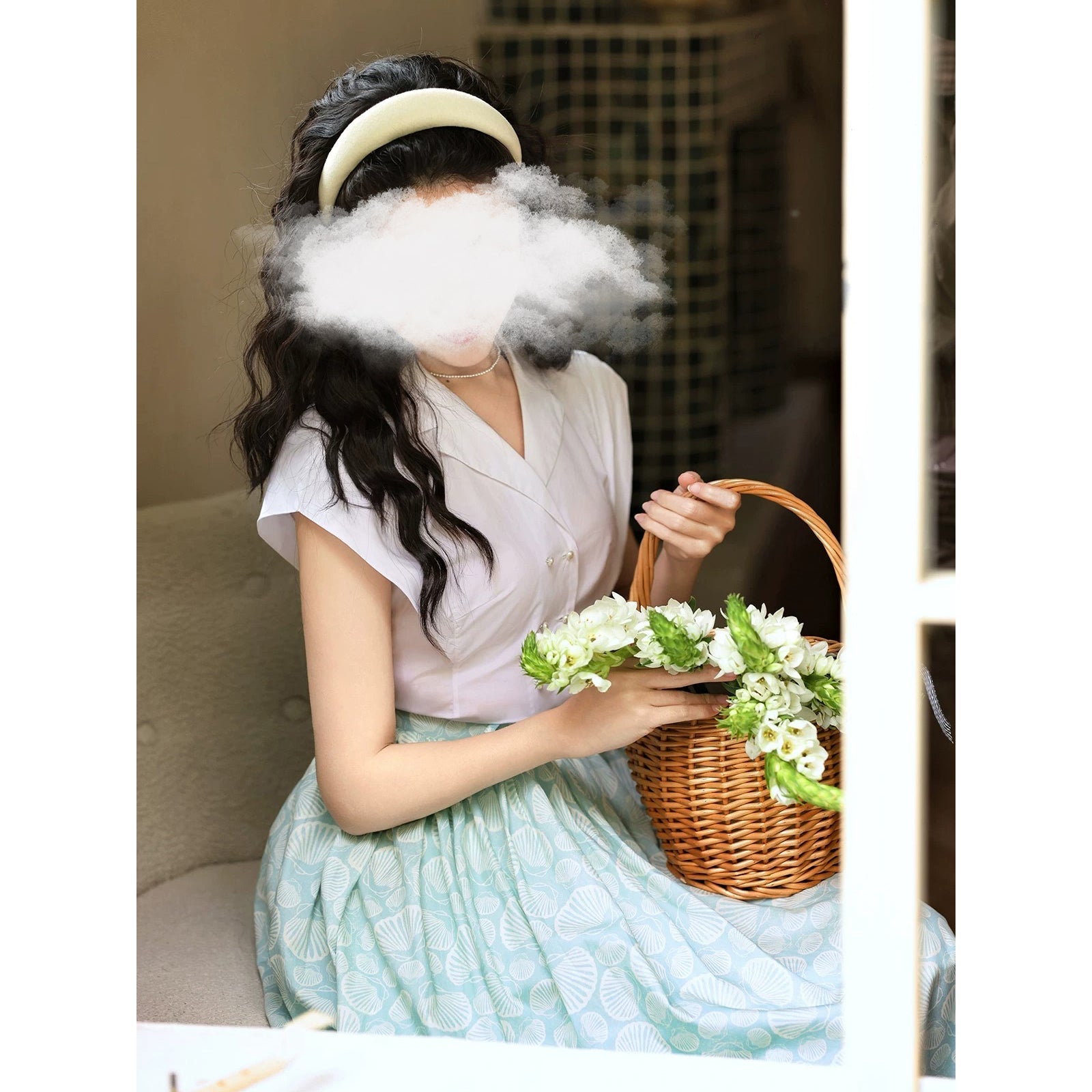 純白の貴婦人のクラシックブラウス