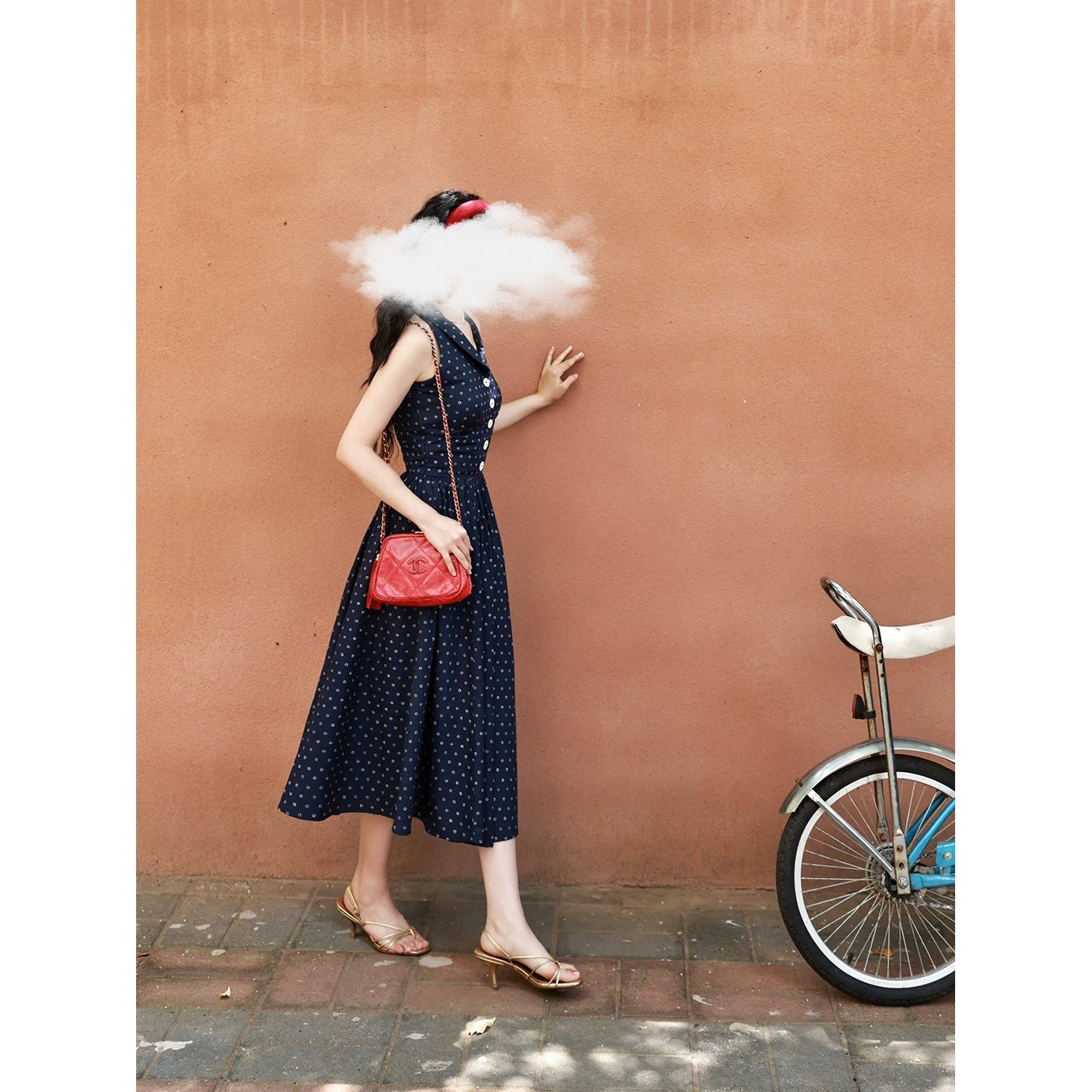 濃紺の水玉柄ヘップバーンワンピース