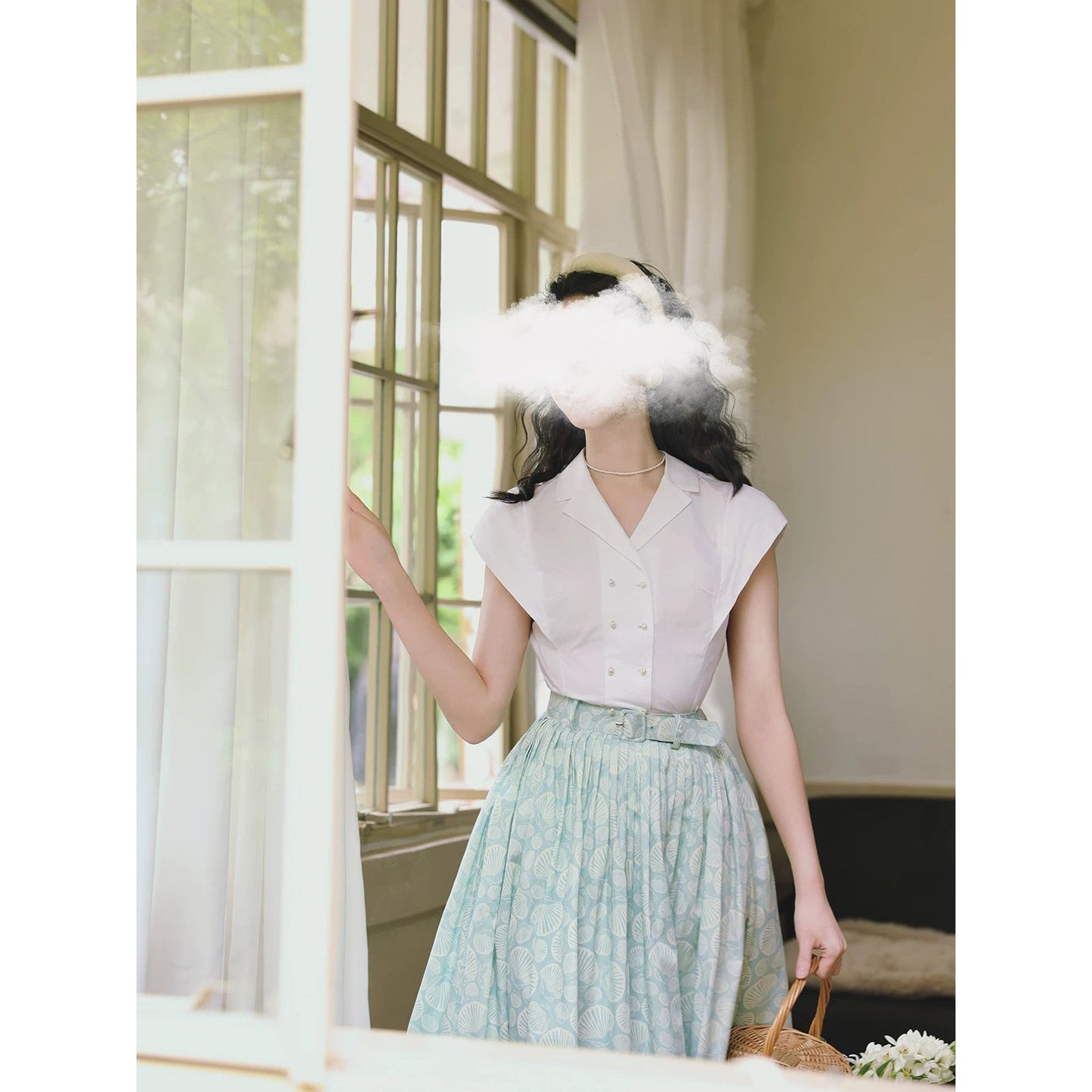 純白の貴婦人のクラシックブラウス